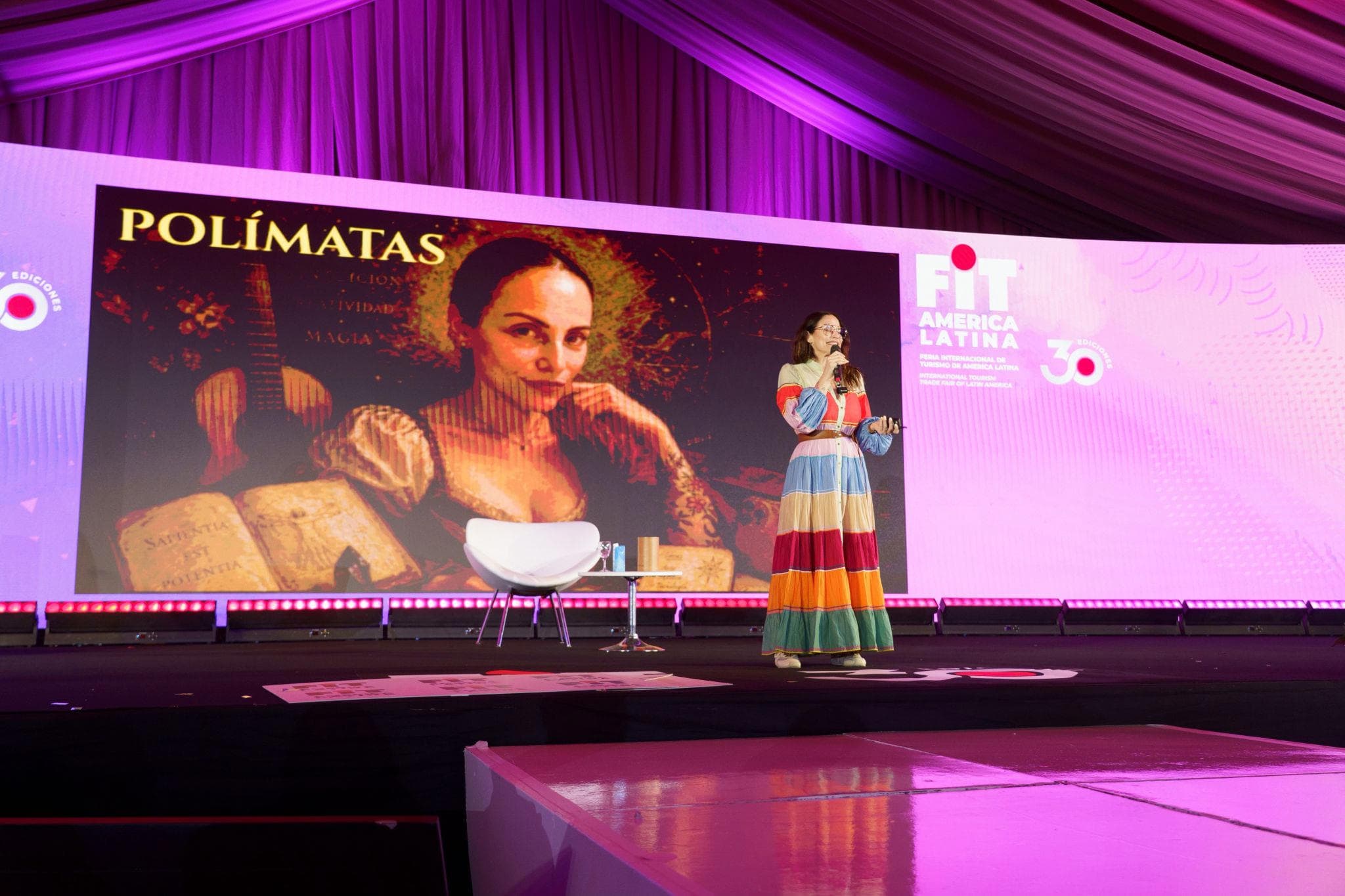 Connie Ansaldi en el escenario, presentando Polímatas